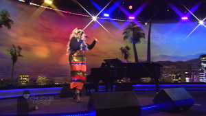 Mari singing